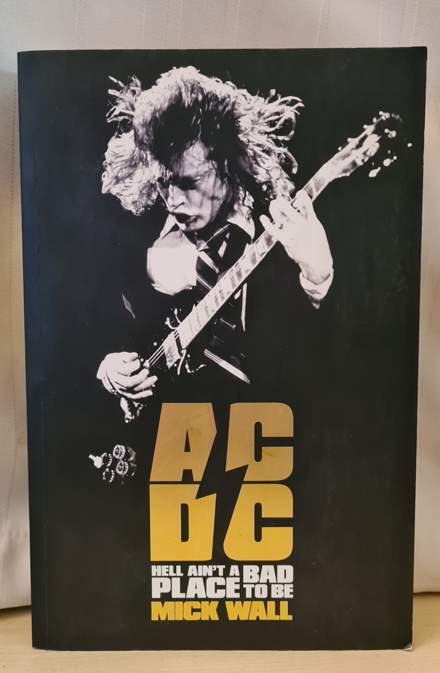 AC/DC ~ Hell Ain't a Bad Place to Be (Book)